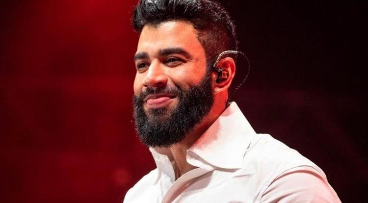 Gusttavo Lima posando para foto 