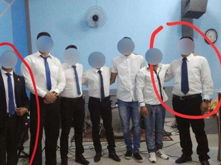 Membros da igreja posando para a foto