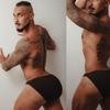 Muso do bumbum de 116 cm rebate homofobia e r�tulos: '� s� um detalhe'