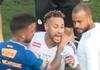 Neymar discute com jogador do Cruzeiro: 'Voc� � moleque'