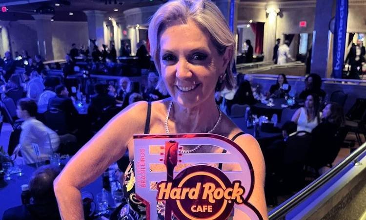Vivi Romanelli encerra 2025 premiada no Hard Rock Caf� e vira destaque em Orlando