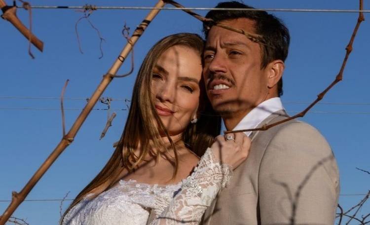 Humorista Renato Albani e Juliana Fructuozo celebram casamento com pedidos extravagantes