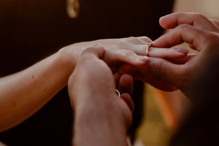 Mais do que uma joia, o anel de noivado simboliza compromisso, amor e o início de uma nova etapa na vida do casal