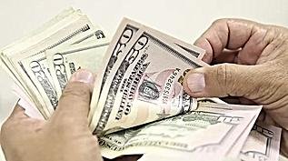 Dólar abre abaixo de R$ 5