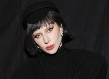 Lady Gaga surge com bebê e levanta rumores de maternidade