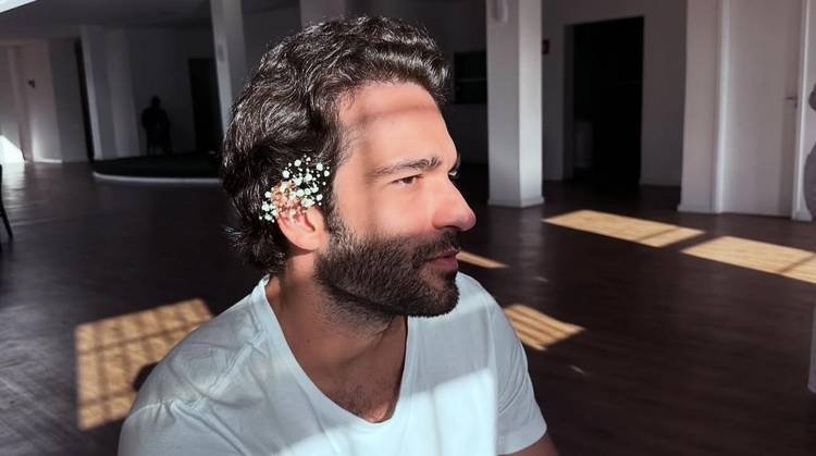 O gal� ouviu conselhos bem-humorados da atriz Ta�s Ara�jo  durante grava��o do folhetim das nove da Globo, ap�s foto com Bella Campos ter gerado cr�ticas nas redes sociais