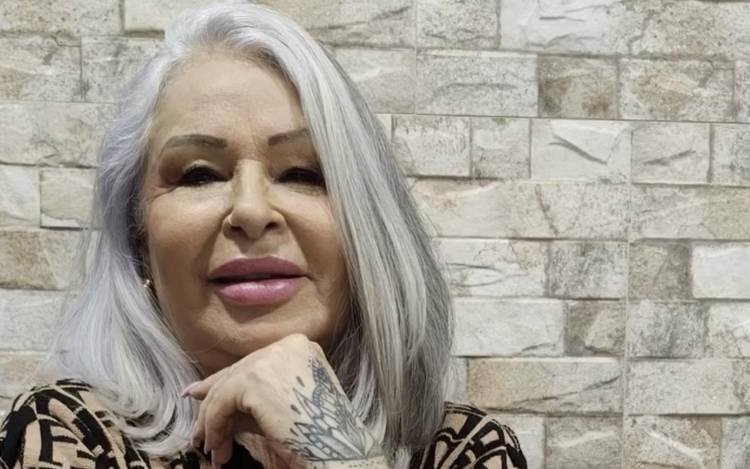 Regina Chiumento vira capa de revista e lan�a biografia em SP