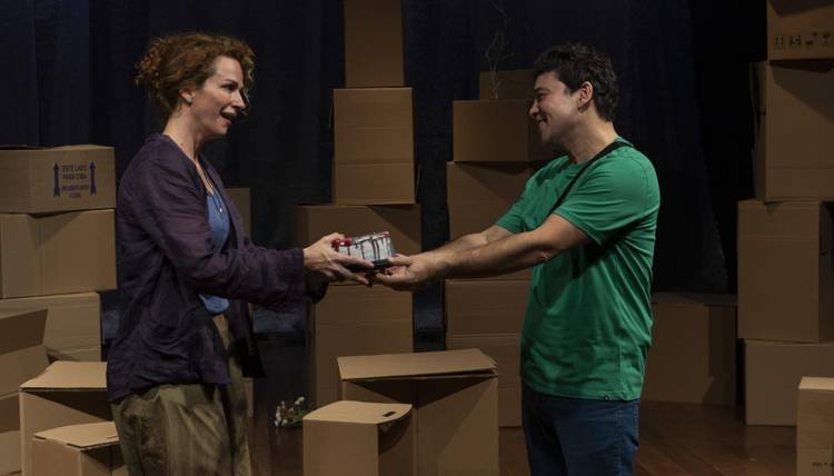 A atriz divide a cena com Claudio Gabriel, sob dire��o de Ernesto Piccolo, e apresenta ao p�blico um espet�culo que mistura sensibilidade, humor e reflex�o social