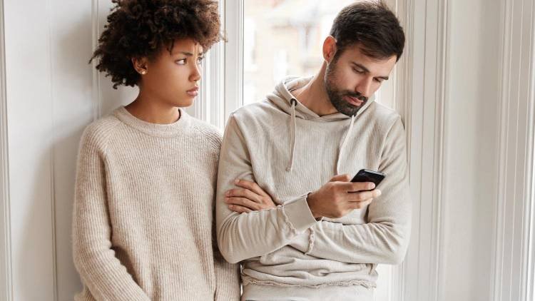 O sinal no celular que pode indicar problemas no relacionamento