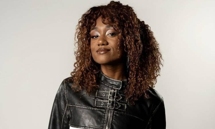 Sarah Aline leva invertida da m�e e web reage ao beijo de Jonas no 