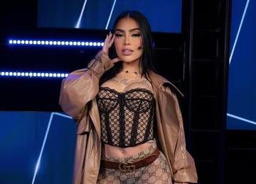 MC Mirella só de calcinha de renda rosa em lavanderia surpreende a web