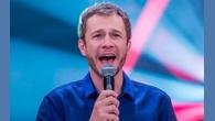 O ex-apresentador do BBB, Tiago Leifert, mudou a versão apresentada do porque ter abandonado o comando do BBB quase um ano e meio após ter anunciado sua saída da Globo. Durante a entrevista no podcast Máquina do Esporte, Tiago disse que o reality caminhava para um caminho no qual não se sentia mais confortável e que acabava enfrentando muitas desavenças por ser o apresentador do programa. "Talvez esteja indo para um lugar que eu não me sinto muito confortável assim e tinha um componente de c