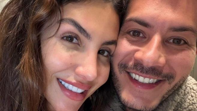 Arthur Aguiar e Jheny Santucci reatam casamento 11 dias após separação