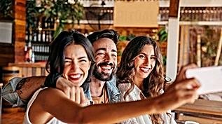 Bares se adaptam em cenário de recorde de turistas estrangeiros no Brasil