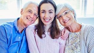 Guia completo: Como solicitar auxílio de R$810 às famílias com idosos