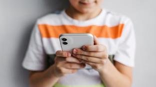 Como pais podem monitorar o celular dos filhos e identificar riscos