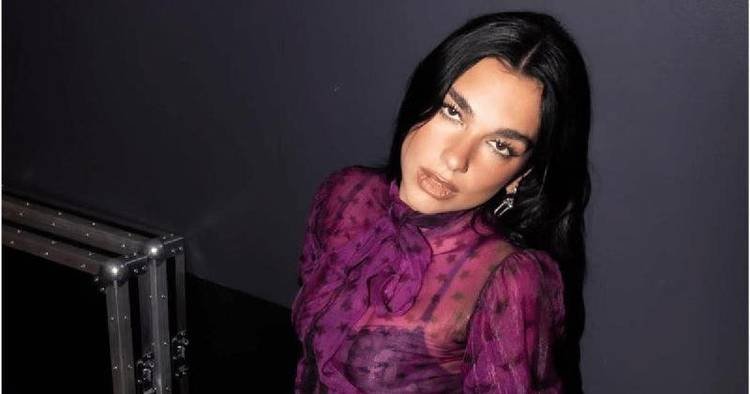 Dua Lipa canta com Charli XCX durante show em Londres