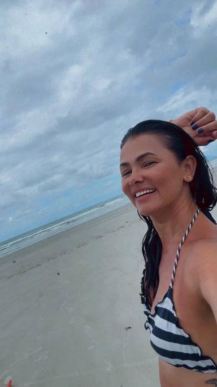 Suzana Alves aproveita dia de praia