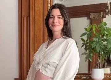 Anne Hathaway anuncia terceira gravidez e exibe barriguinha da gestação