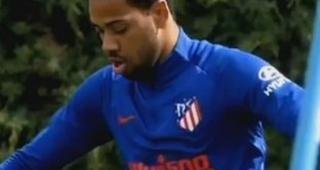 Renan Lodi chega em BH