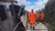 Trem descarrila após deslizamento de terra atingir linha férrea em Ibiá; vagões tombaram e houve vazamento de diesel, contido sem atingir mananciais