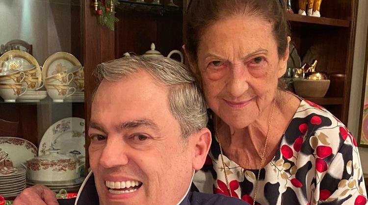 Marco Antonio de Biaggi homenageia m�e falecida: 