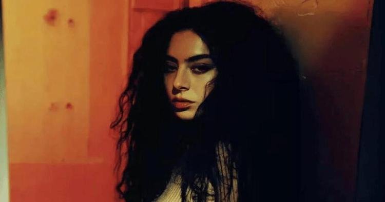Charli XCX deve produzir e estrelar filme baseado em sua ideia original