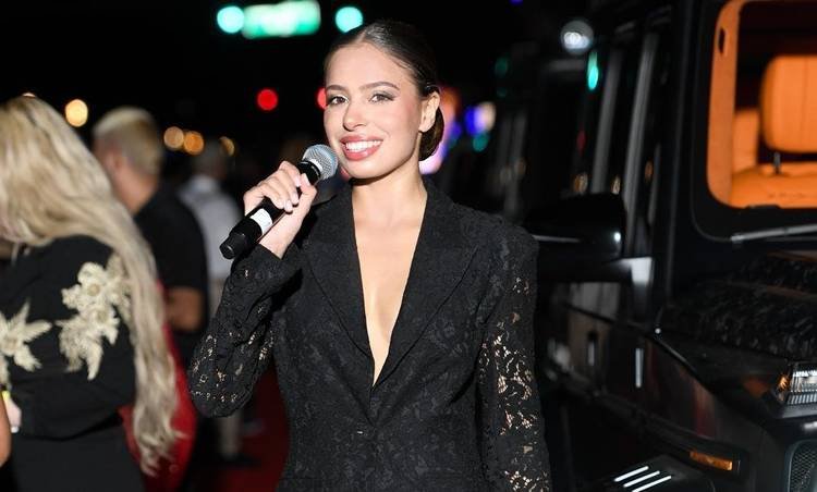 Emilia Pedersen abre evento em Miami com interpretação de hino nacional