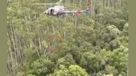 Uma séries de vídeos publicados pela Polícia Militar do estado de São Paulo mostra o momento em que os militares chegam ao local do acidente e começam a descer de um helicóptero da corporação de rapel. "Veja o momento em que os tripulantes do helicóptero Águia da Polícia Militar acessam a mata", publicou a conta: https://twitter.com/PMESP/status/1745815100819173479 As imagens mostram o momento em que o helicóptero Águia da Polícia Militar plana, auxiliando os agentes no acesso à mata,