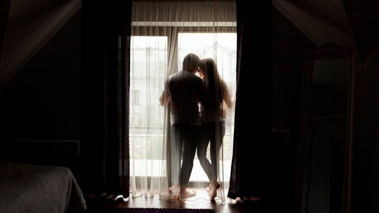 Soft intimacy: a tendência que troca performance por conexão na vida a dois
