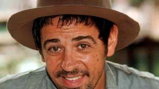 Rei da fazenda e com namorada linda: O que acontece com Janu�rio em O Cravo e a Rosa?