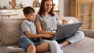 Internet na inf�ncia: pais presentes � melhor que aplicativos de controle