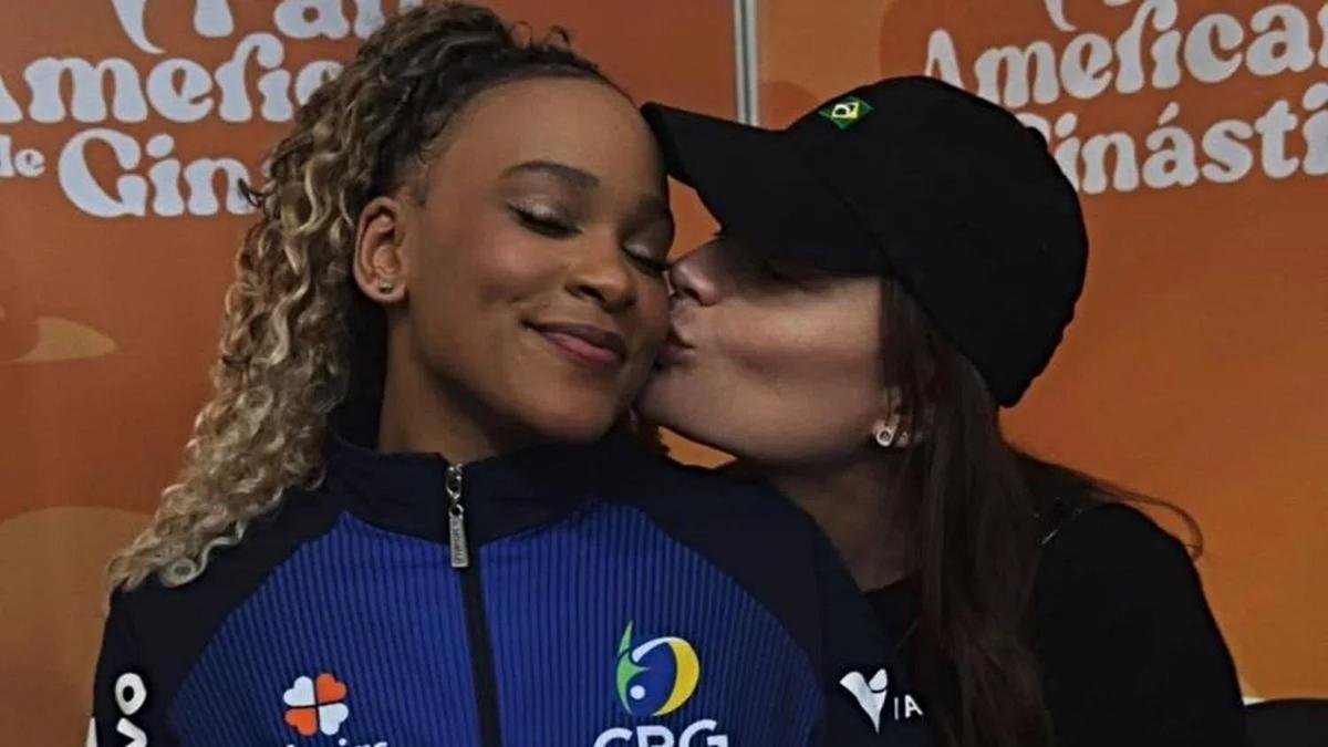 Foto de Rebeca Andrade beijando mulher viraliza e equipe se pronuncia