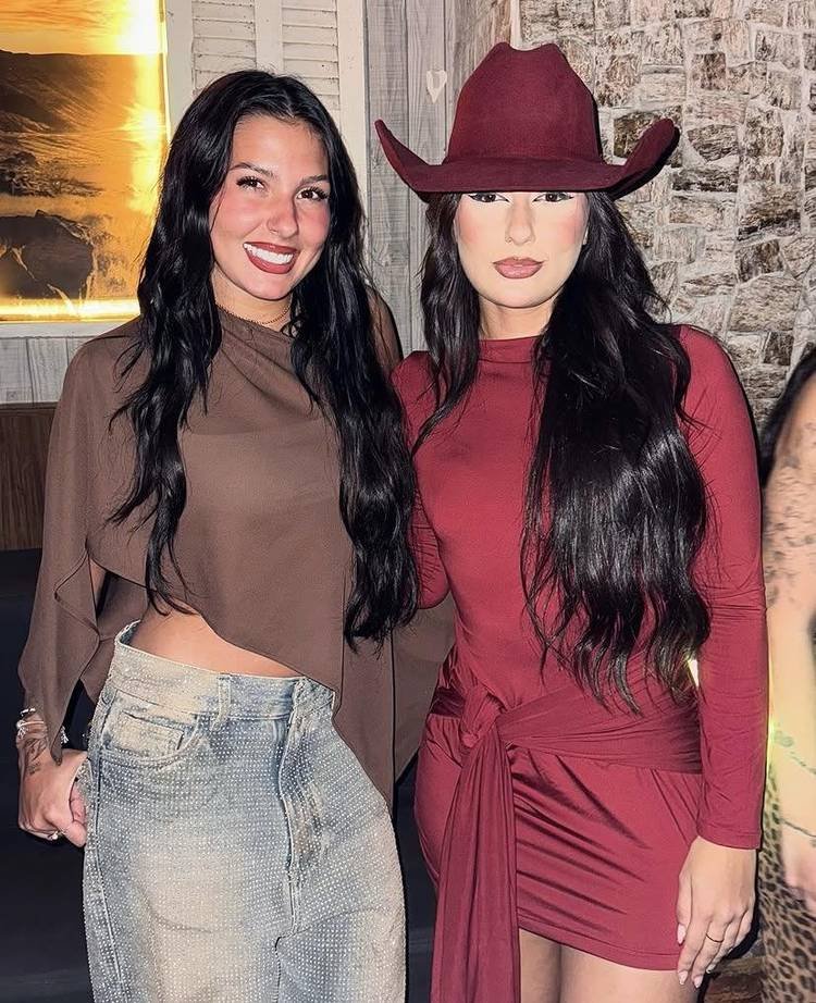 artista e jovem ao lado