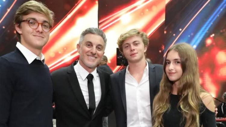 Luciano Huck com os filhos