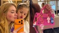 A influenciadora mostrou o acessório de luxo personalizado com berloques da filha enquanto arrumava as malas para passar temporada em Madri ao lado de Vini Jr.