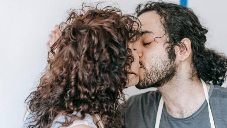 Beijo e calorias: o que a ciência diz sobre o gasto energético