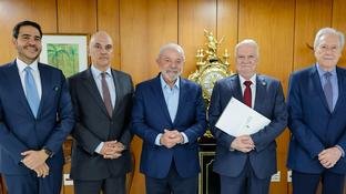 Para Lula, "papagaiada". Para o AGU, "jogo democrático"