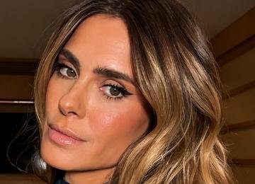 Carolina Dieckmmann posa com biquíni cavado da Copa e avisa: 'Hoje tem'
