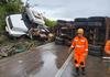 Carreta carregada de terra tomba na BR-381 e interdita pista em Santa Luzia