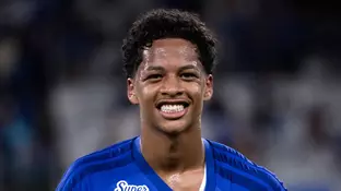 Zé lucas no cruzeiro: volante celebra compra de casa para a mãe e fase no clube
