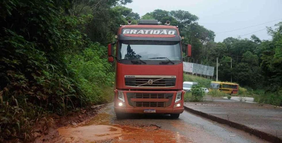 Grande BH: roteiro hist�rico vira cen�rio de buracos, curvas e abismos - foto: Alexandre Guzanshe/EM/D.A Press