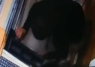 V�deo: ladr�o de saia invade padaria e furta caixinha de natal