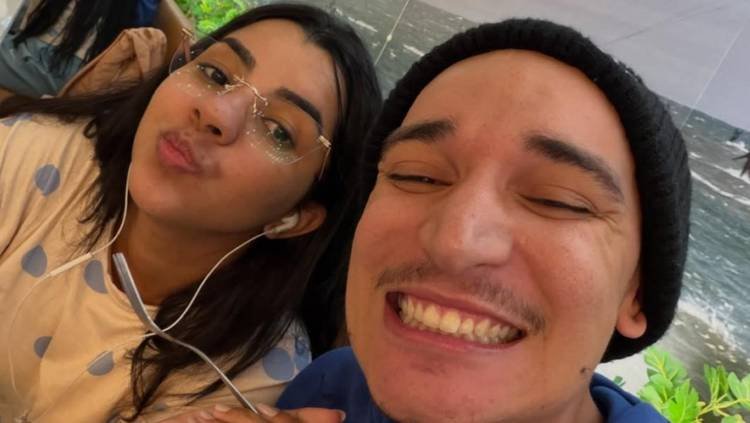 Cantor usou as redes sociais para declarar o amor pela companheira