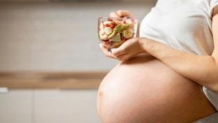 Como a alimenta��o durante a gravidez impacta na sa�de da m�e e do beb�