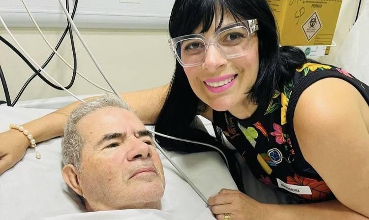 Com um texto sobre f�, a cantora gospel anunciou a perda do patriarca e emocionou os f�s; nos coment�rios, seguidores deixaram palavras de carinho e conforto