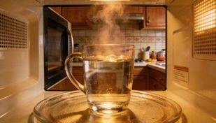 Pouca gente sabe, mas esquentar �gua ou leite no micro-ondas pode ser perigoso