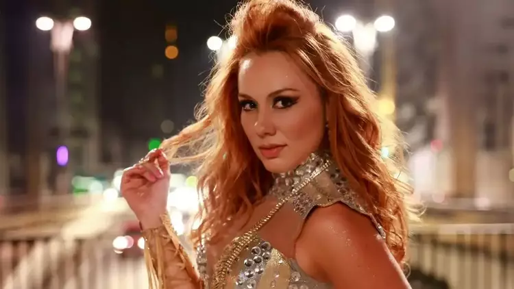 Cantora sertaneja Erikka Rodrigues choca ao regravar hits sertanejos em ingl�s