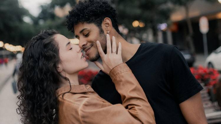 Por que alguns jovens estão beijando menos? Entenda o que está por trás da mudança
