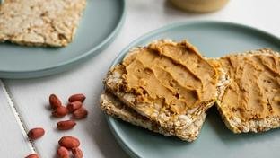 Snacks com pasta de amendoim s�o uma op��o nutritiva para o lanche escolar